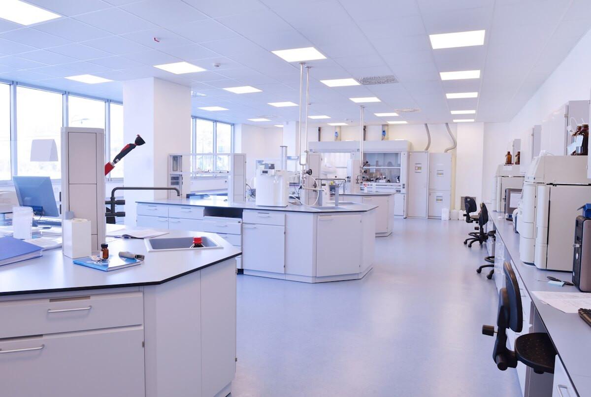 Labor mit professionellen LED-Panels beleuchtet